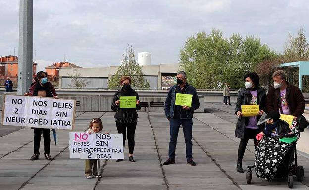 Los padres se concentran en el HUBU para exigir un neuropediatra cinco días a la semana