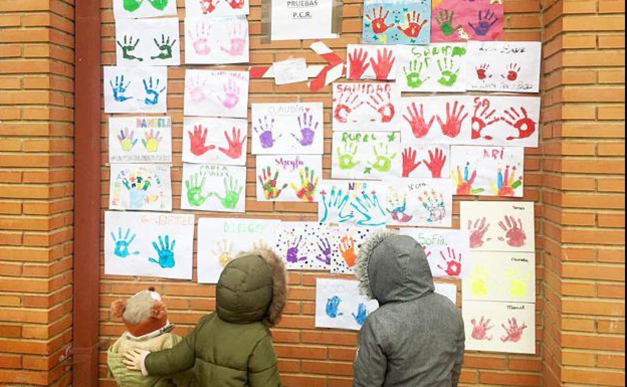 Los niños decoran los centros de salud de la Ribera del Duero para hacer visible la falta de pediatra.