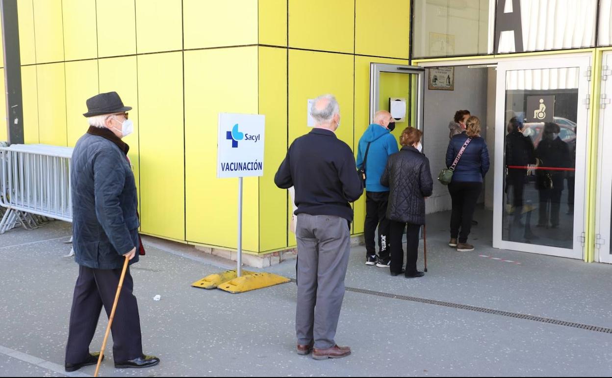 Colas de acceso al Coliseum para la vacunación.