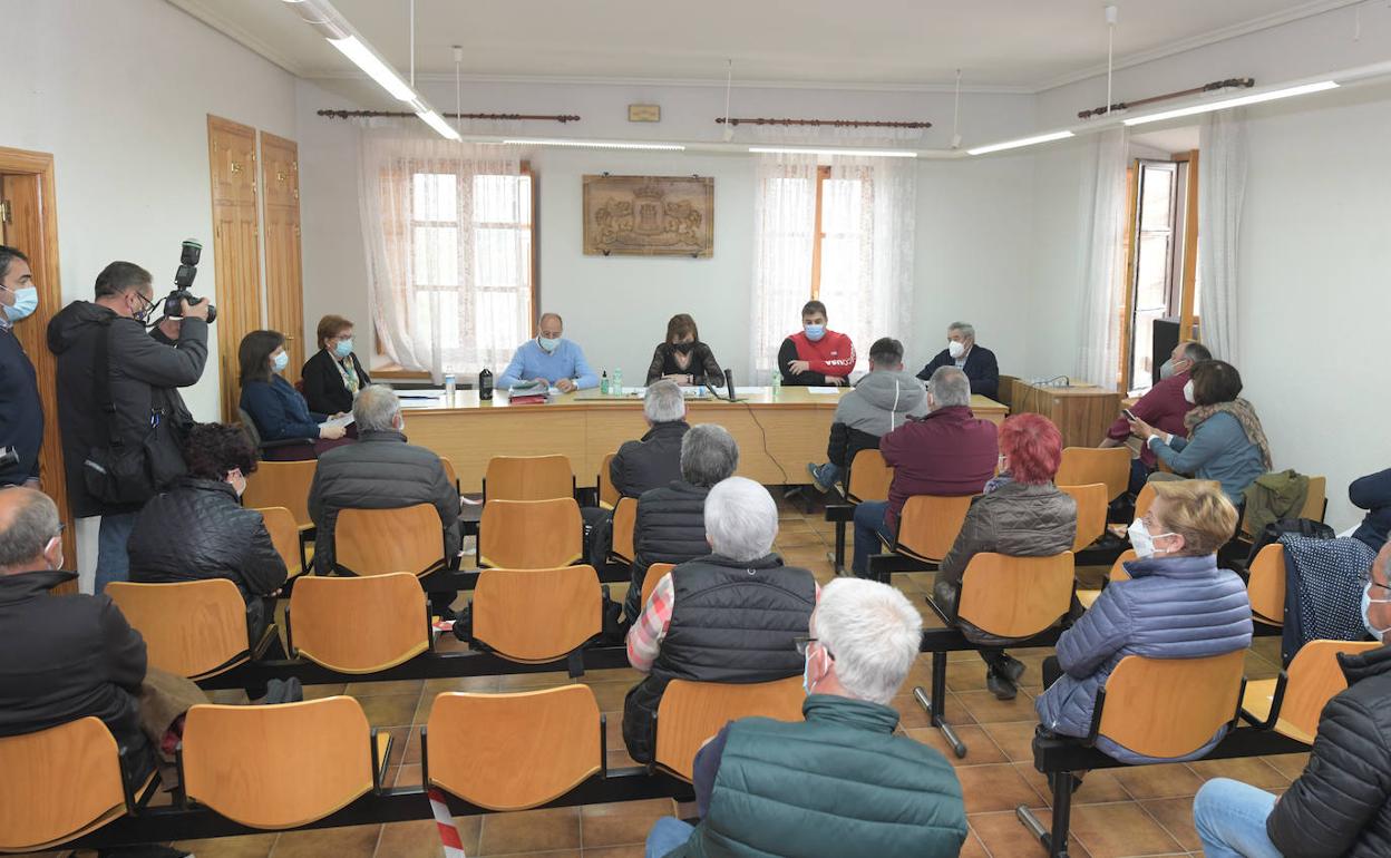 Salón de Plenos del Ayuntamiento de Tórtoles durante la moción de censura. 