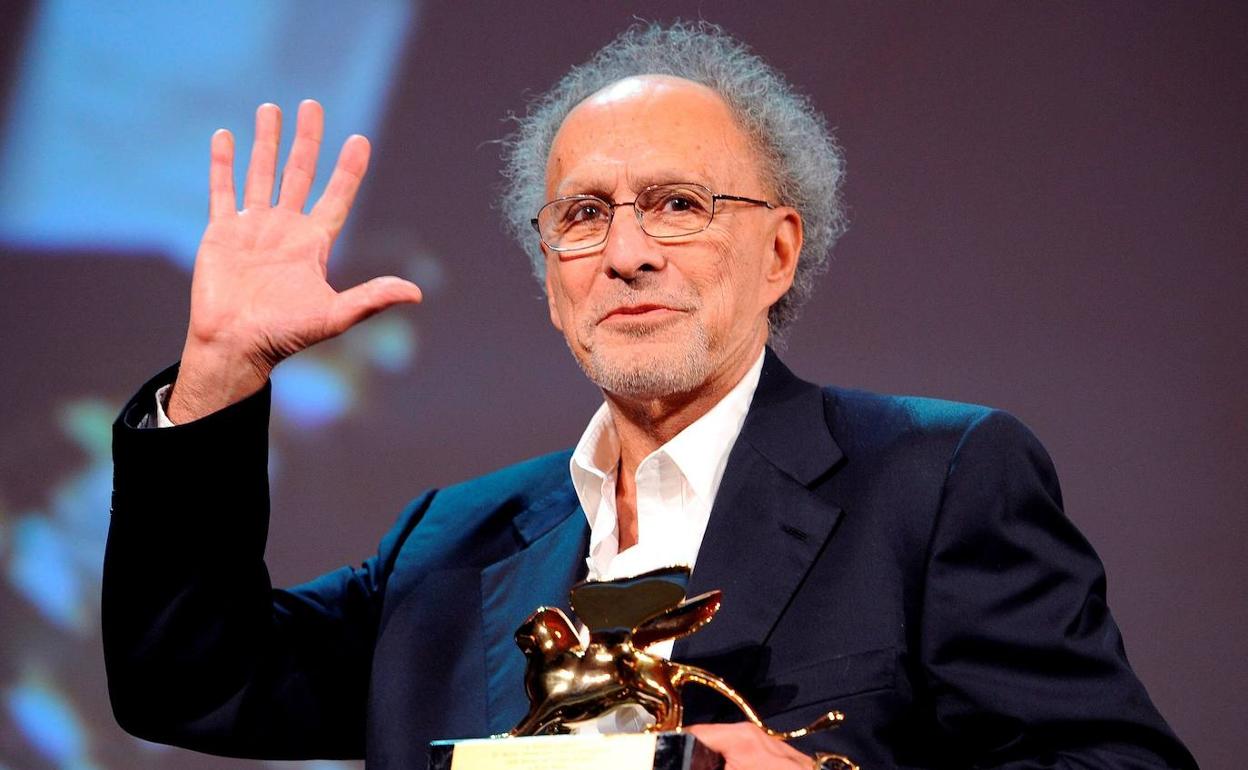 Monte Hellman con el León de Oro especial por 'Road to Nowhere' en el Festival de Venecia de 2010.