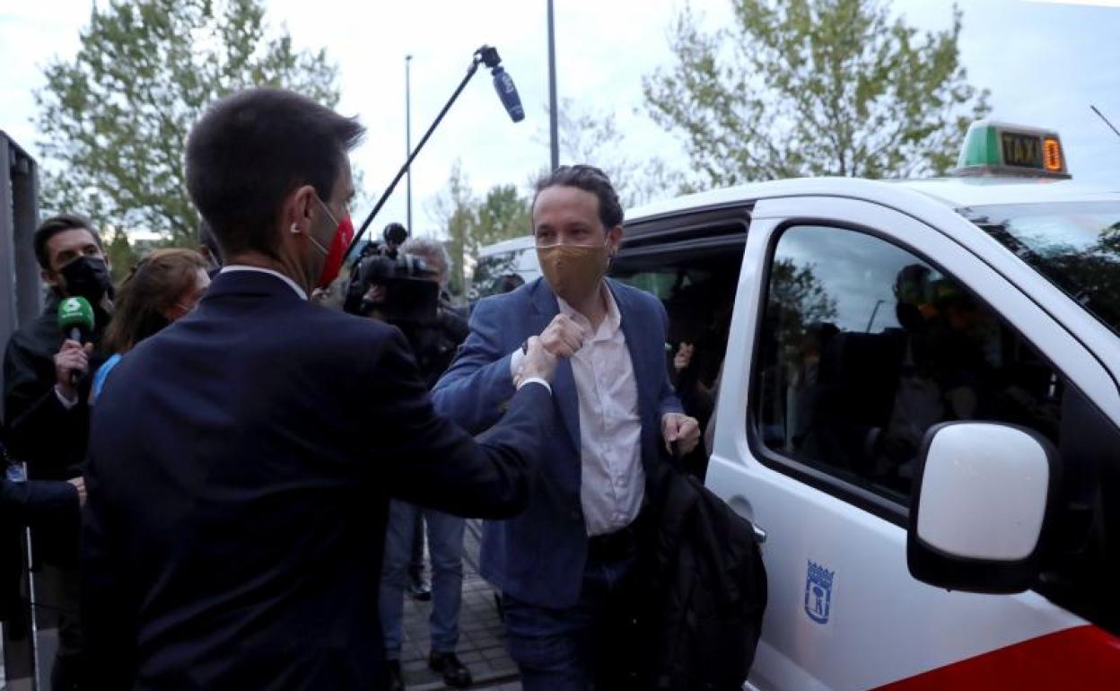 El candidato a la presidencia de la Comunidad de Madrid por Unidas Podemos, Pablo Iglesias, a su llegada al debate, ayer, de Telemadrid 