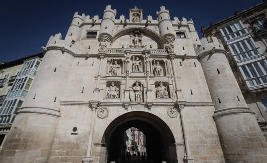 El Arco de Santa María cambió su fachada en honor a Carlos I. 