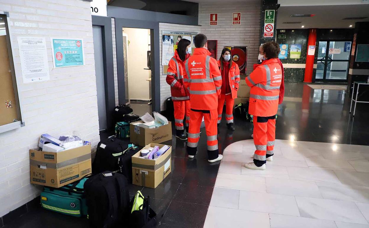 Reunión matinal del equipo de vacunación en Burgos.