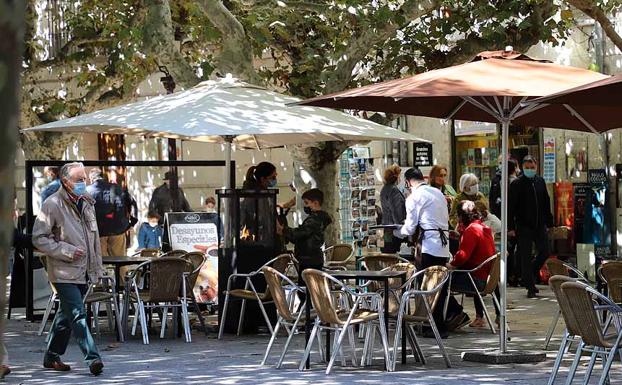 Terraza en la capital burgalesa con mascarillas y medidas para evitar la expansión de la covid-19. 