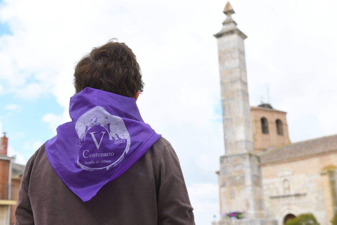 Un vecino de Villalar observa el monolito dedicado a los comuneros. 