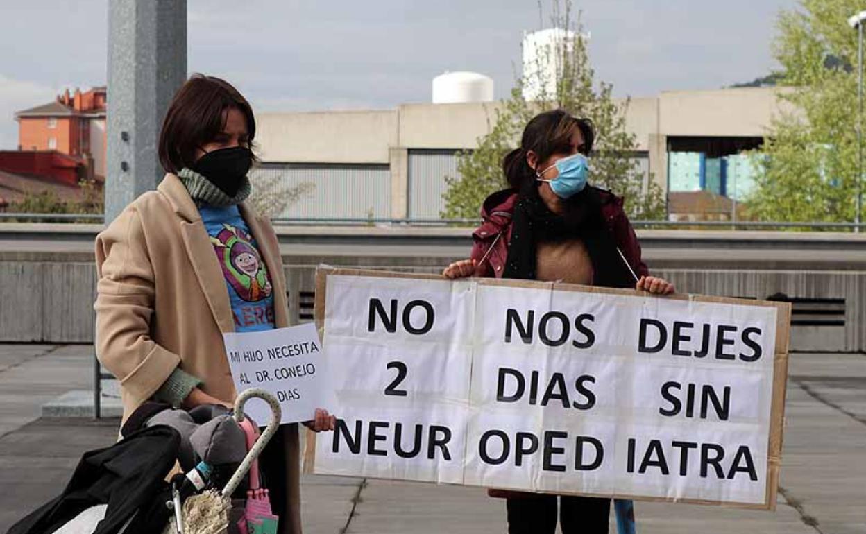 Las familias protestaron el pasado martes en el HUBU.