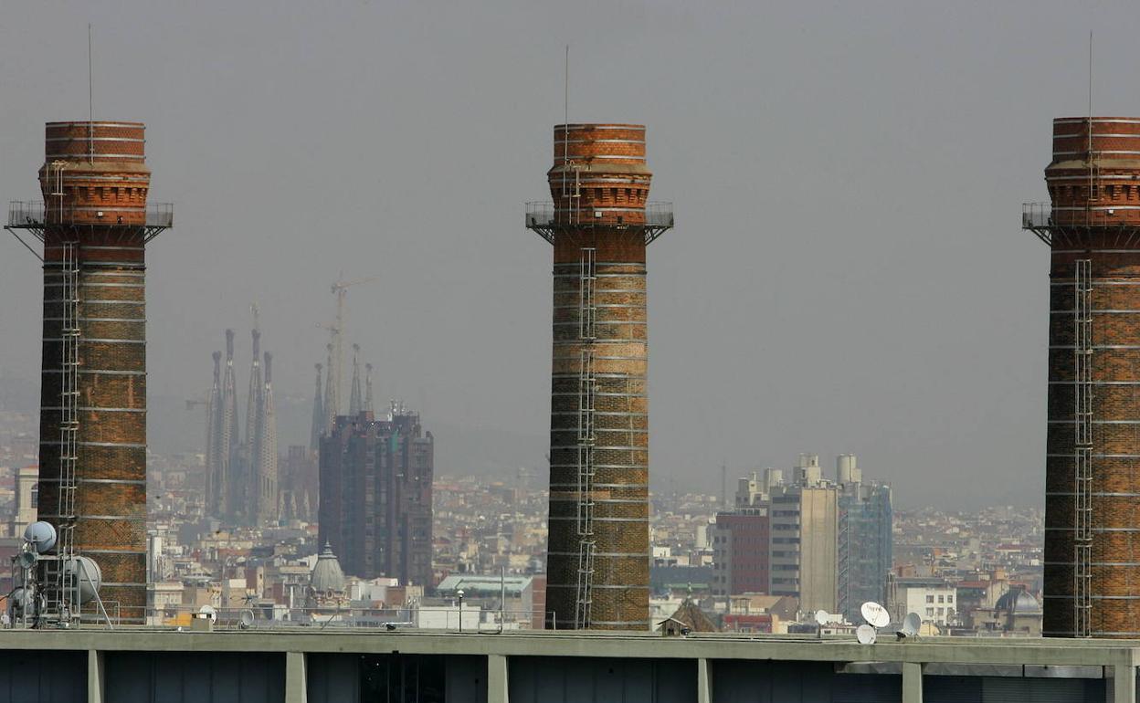 Barcelona, envuelta en una nube tóxica, vista desde Montjuic. 