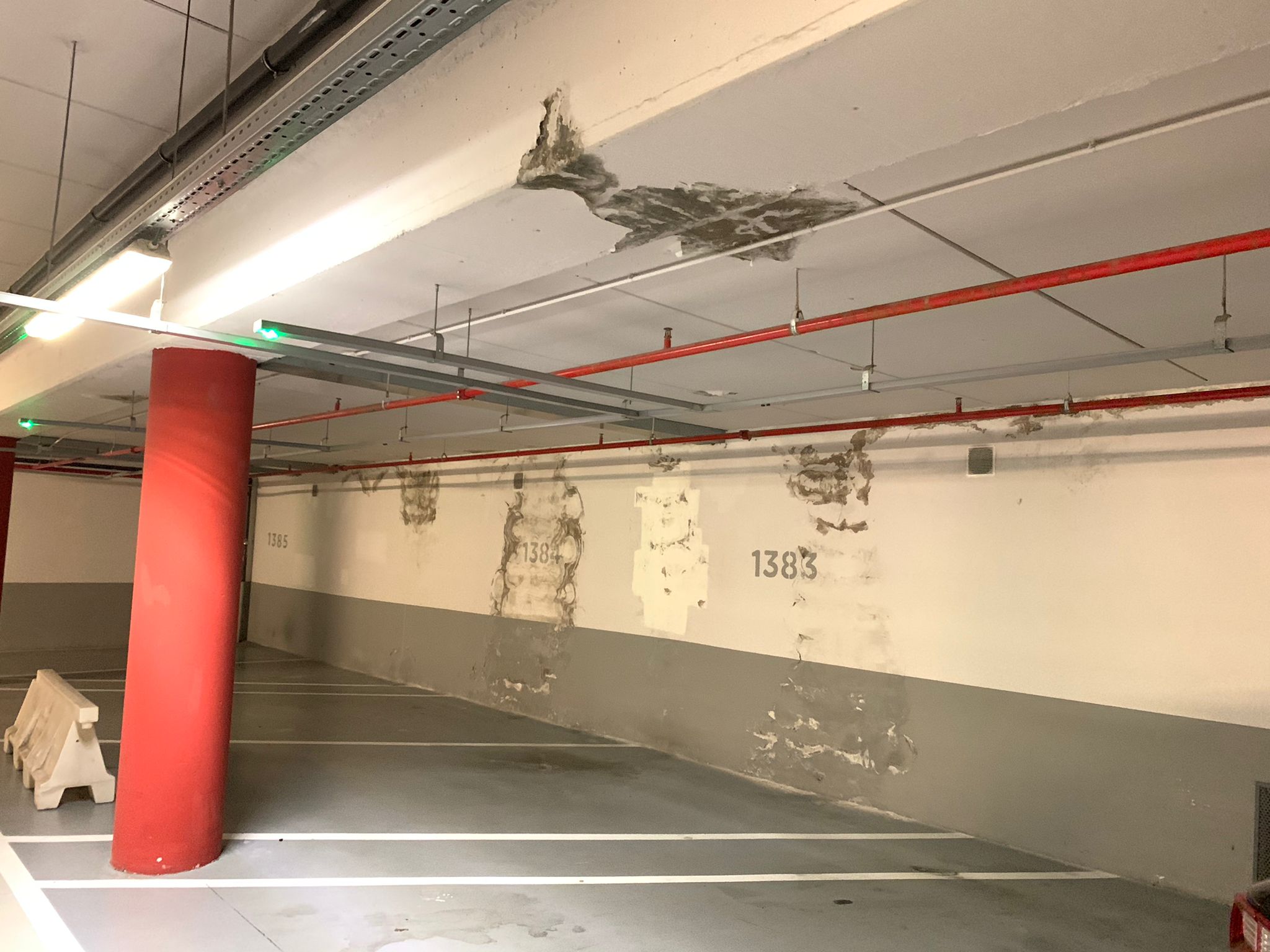 Imagen principal - El PP pide a Promueve actuaciones para solucionar los «innumerables desperfectos» del aparcamiento de la Evolución Humana