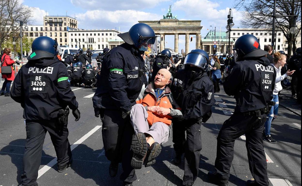 La Policía se lleva a uno de los manifestantes que participaron la semana pasada en una protesta en Berlín contra las restricciones.