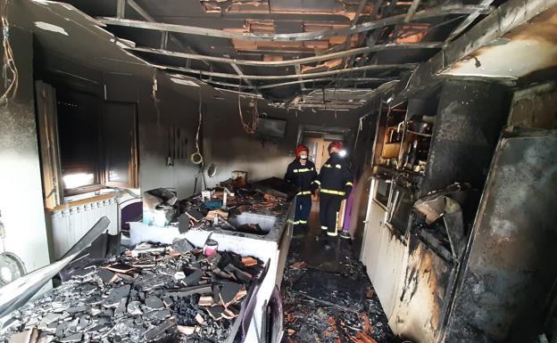 Imagen principal - Dos adultas y dos niñas de 1 y 6 años, afectadas por el humo de un incendio en una vivienda de Villaldemiro