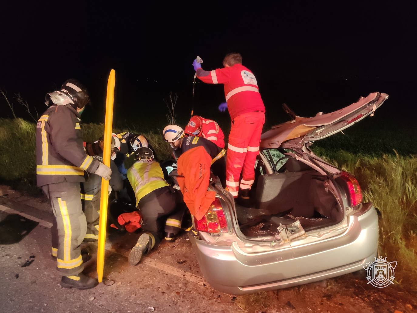 Los Bomberos de Burgos y el personal del Sacyl trabajan para liberar a la persona atrapada en su vehículo tras el accidente. 