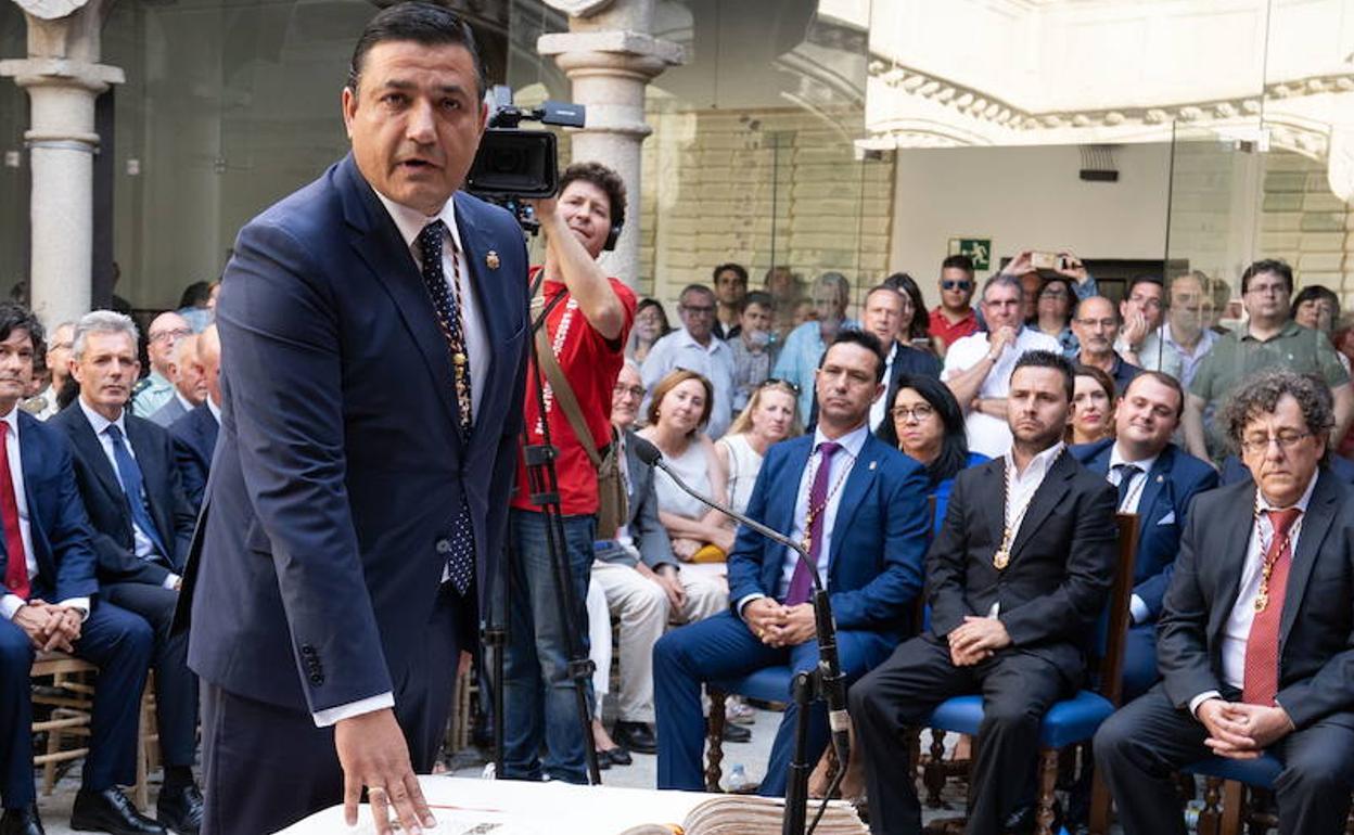 El presidente de la Diputación de Ávila, Carlos García, durante su toma de posesión.