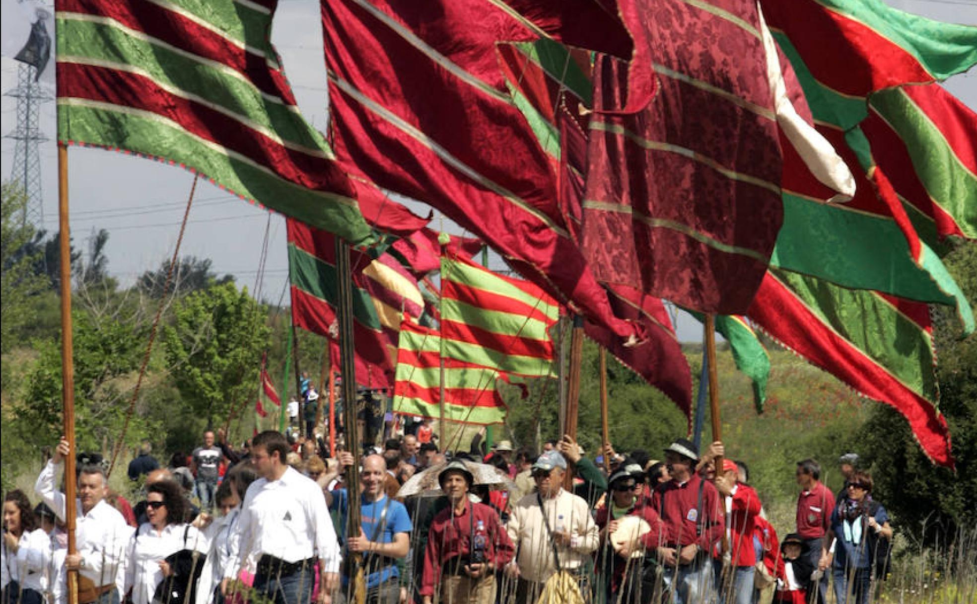 Desfile de pendones, una de las estampas más típicas de la provincia de León.