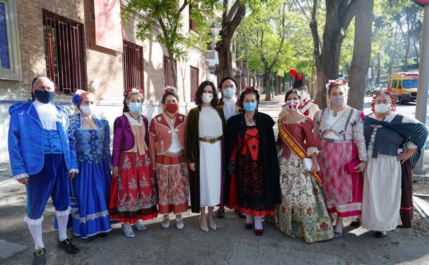 Díaz Ayuso posa con varias personas vestidas con el traje regional en el día de la Comunidad de Madrid. 