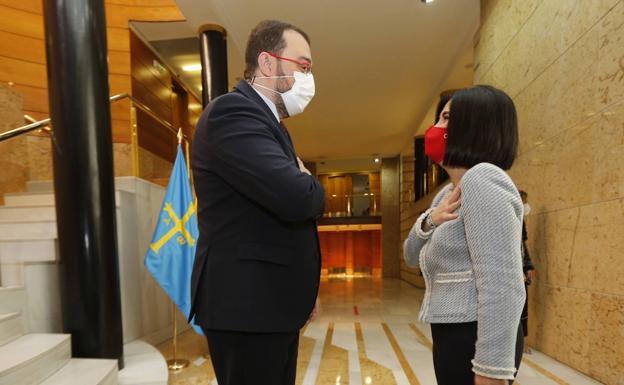 El presidente de Asturias, Adrián Barbón, con la ministra Darias.