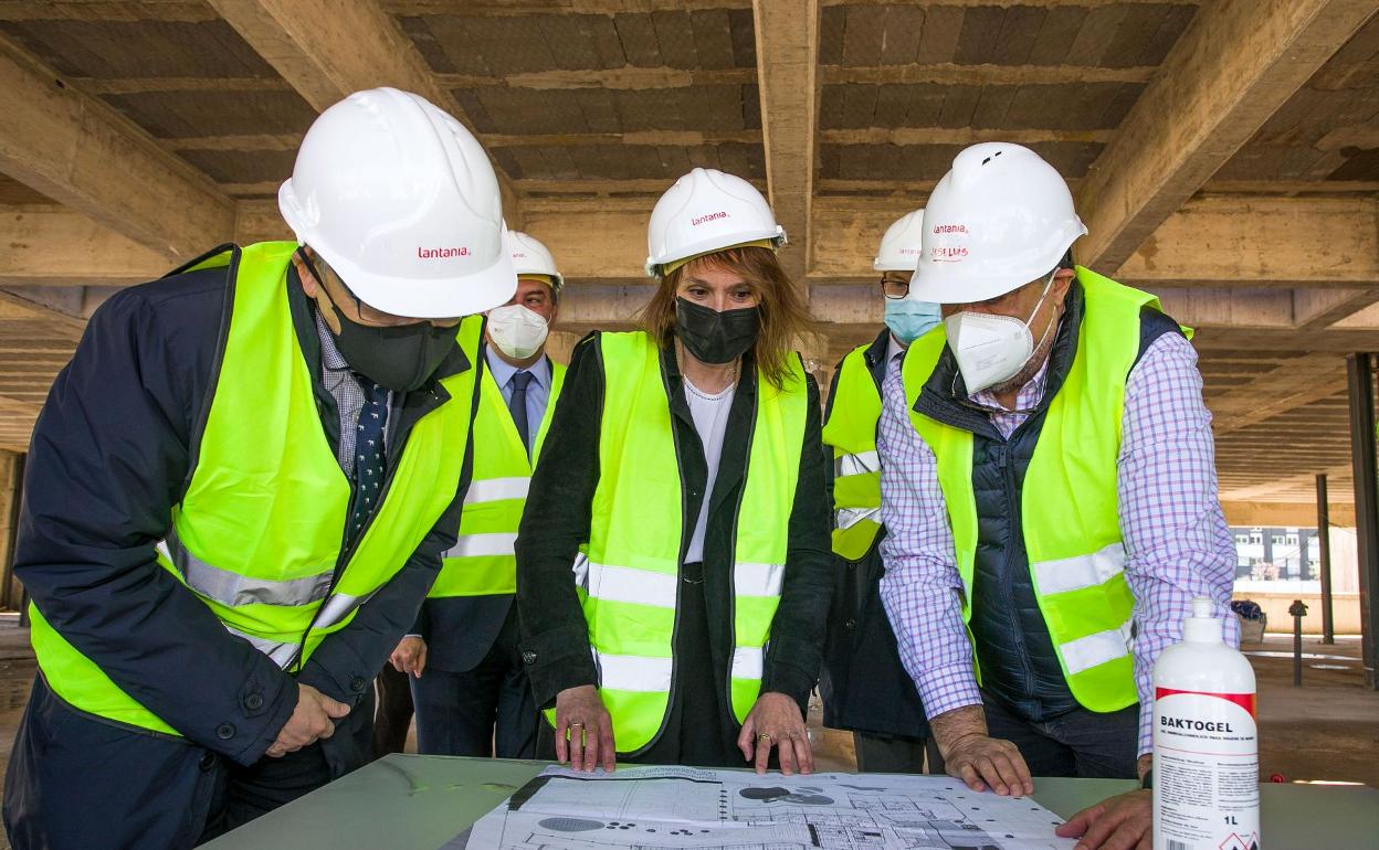 La consejera de Educación, Rocío Lucas, en su visita a las obras del Colegio de Educación Infantil y Primaria (CEIP) de Villímar. 