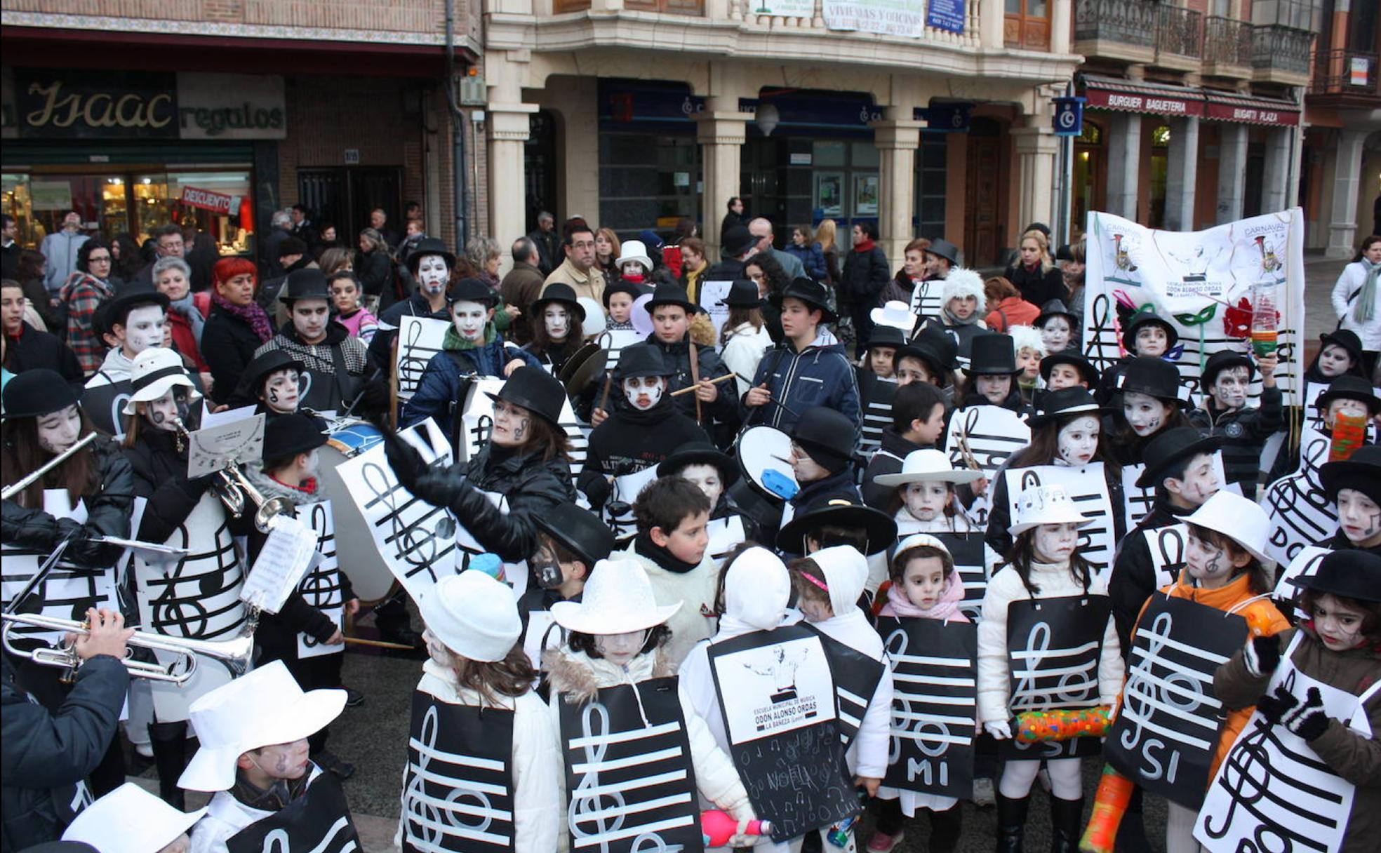 Niños y jóvenes disfrazados disfrutan del famoso carnaval de La Bañeza.