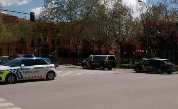 La Policía Nacional y la Policía Local se han personado en el lugar de los hechos.