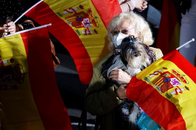 Una señora no dudó en ir acompañada de su mascota a la sede de Génova.