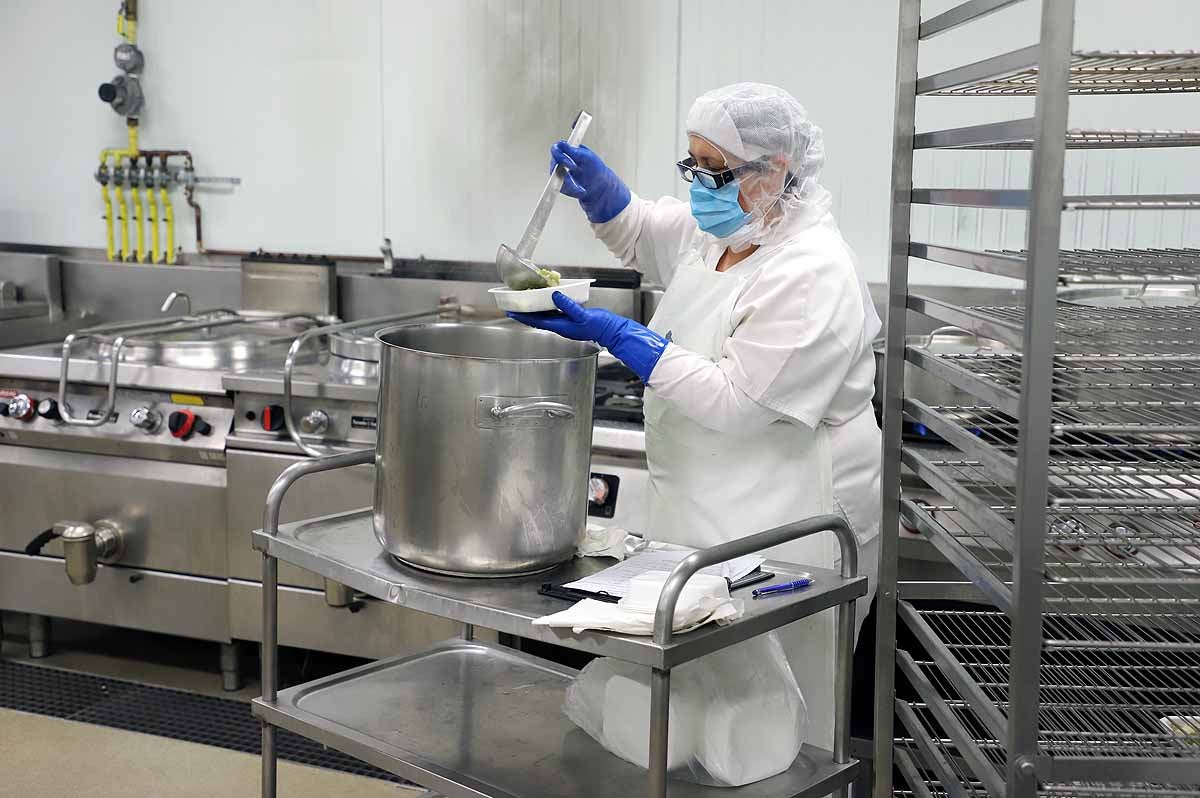 Cocina de Ausolan donde cada día se cocinan platos para más de personas. 