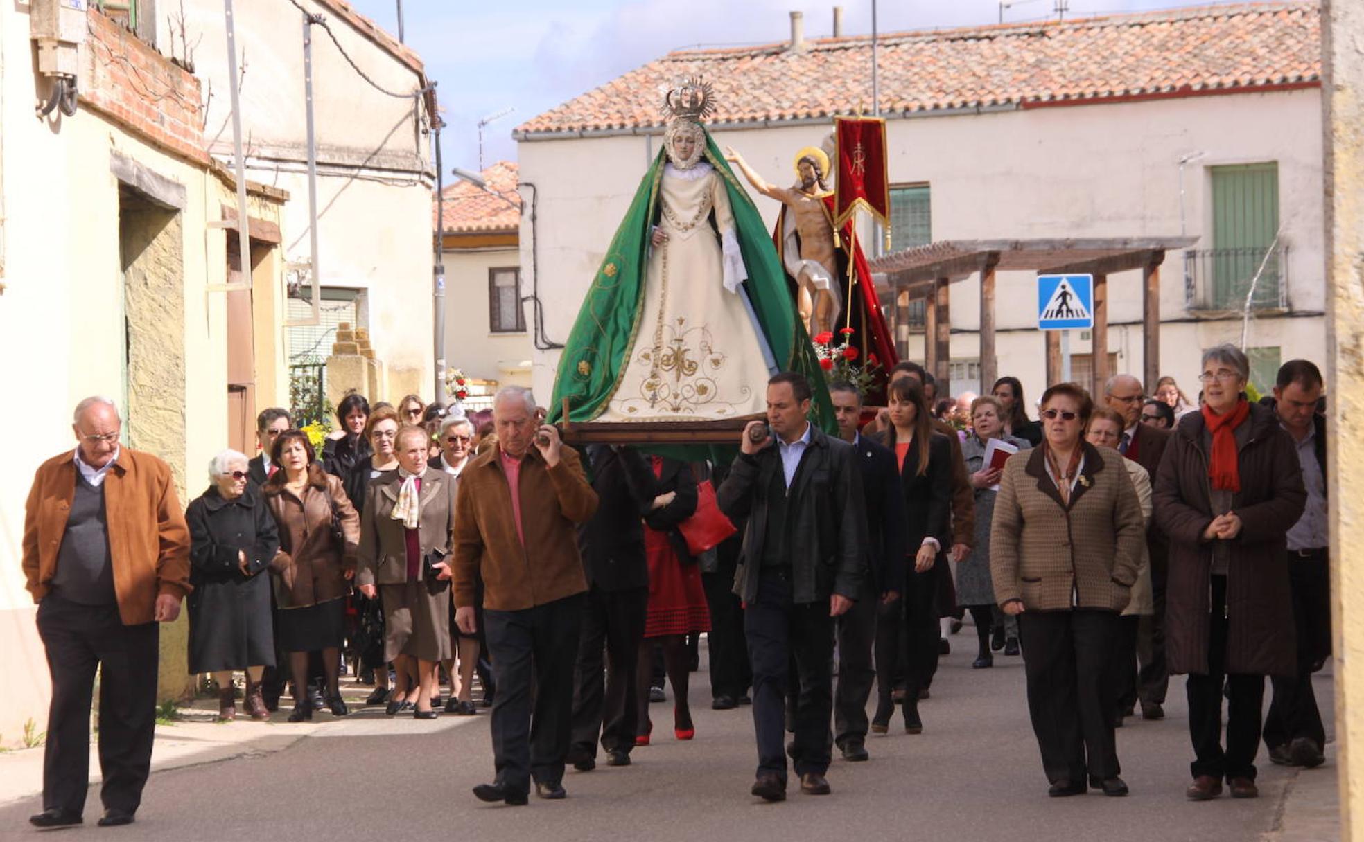 Regreso al templo de Coreses de la procesión de El Encuentro el Domingo de Resurrección.