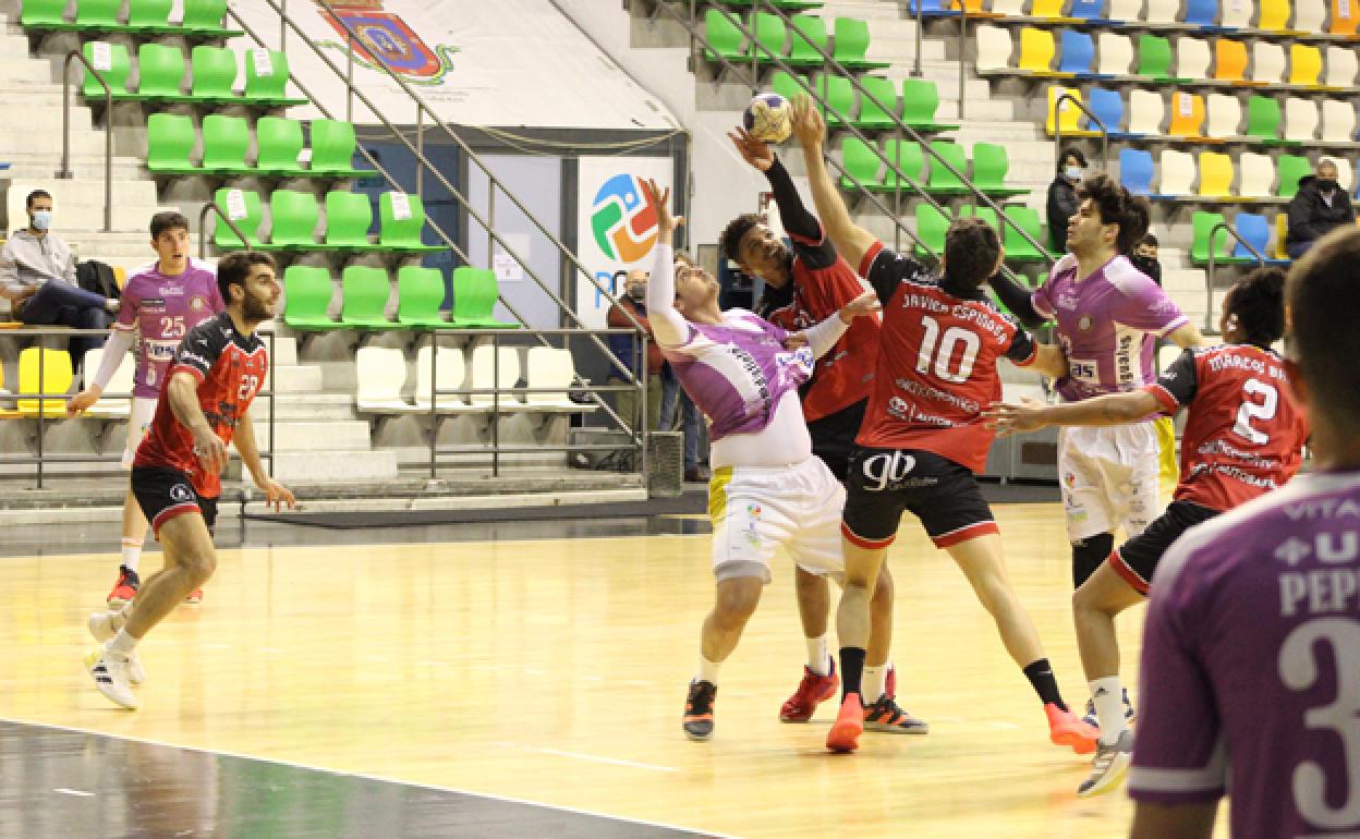 Imagen del encuentro de ida de la fase de ascenso disputado entre el UBU San Pablo Burgos y el Cajasur BM Córdoba. 