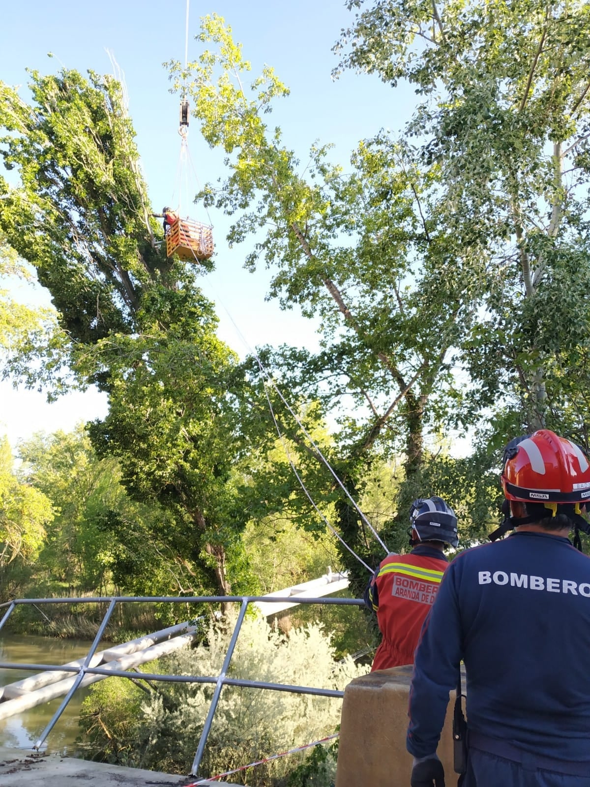 Sucesos: Se vienen abajo ocho metros de acueducto sobre el rio Duero en Aranda