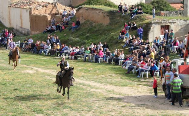 El público observa a los caballistas en la carrera de cintas en las fiestas de San Gregorio en Baltanás.