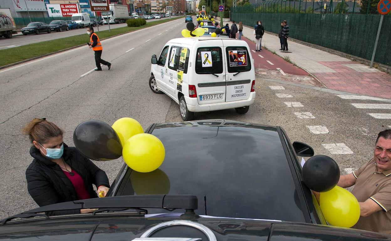 Caravana de vehículos que ha recorrido Burgos este domingo.