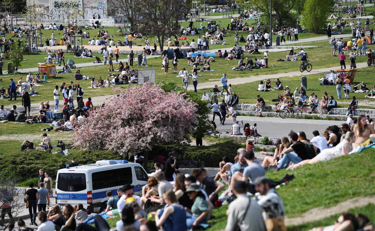 Los ciudadanos disfrutan del buen tiempo de este domingo en un parque de Berlín.