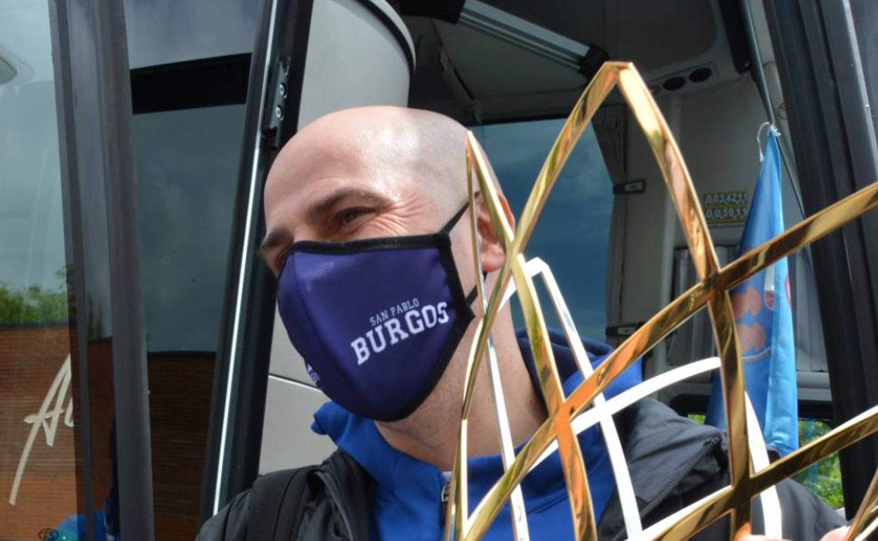 Joan Peñarroya ha posado con la copa a su llegada a Burgos. 