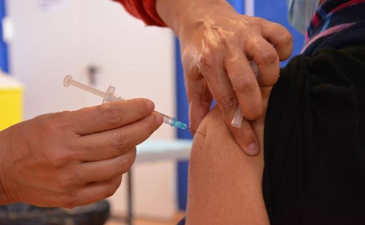 Sanitario vacunando a un burgalés.