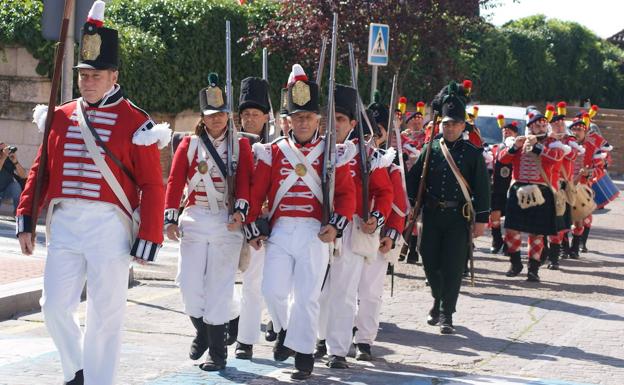 Desfile de las tropas del duque de Wellington durante la recreación histórica.