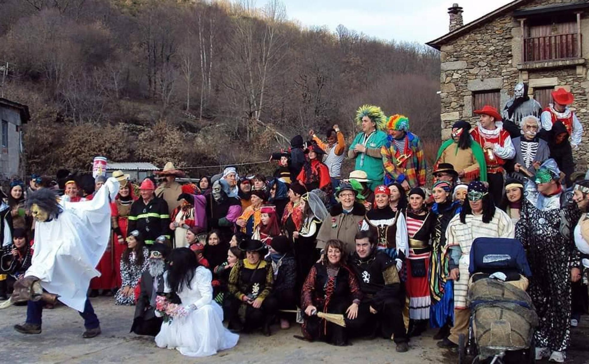 Vecinos de Porto disfrazados con motivo de los carnavales.