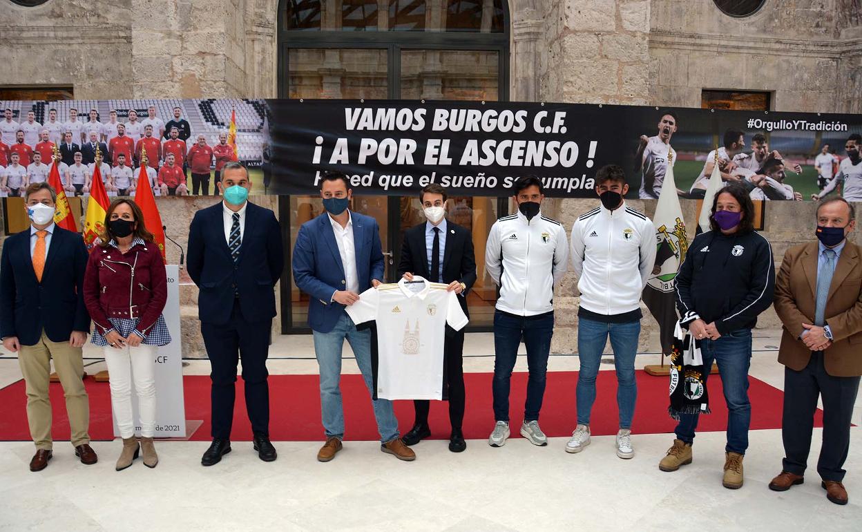 Representantes de toda la Corporación municipal recibieron al equipo antes de su viaje a Extremadura. 