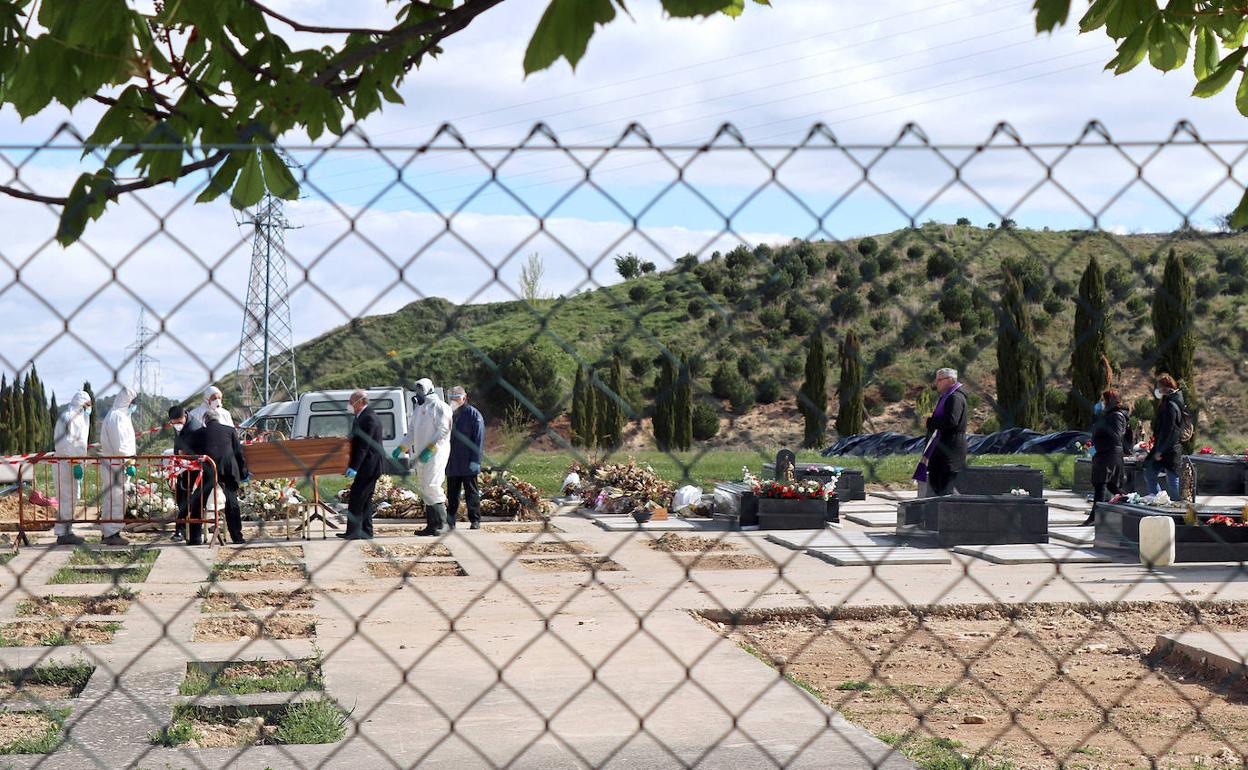 Entierro de una persona fallecida con covid-19 en el cementerio de Burgos. 