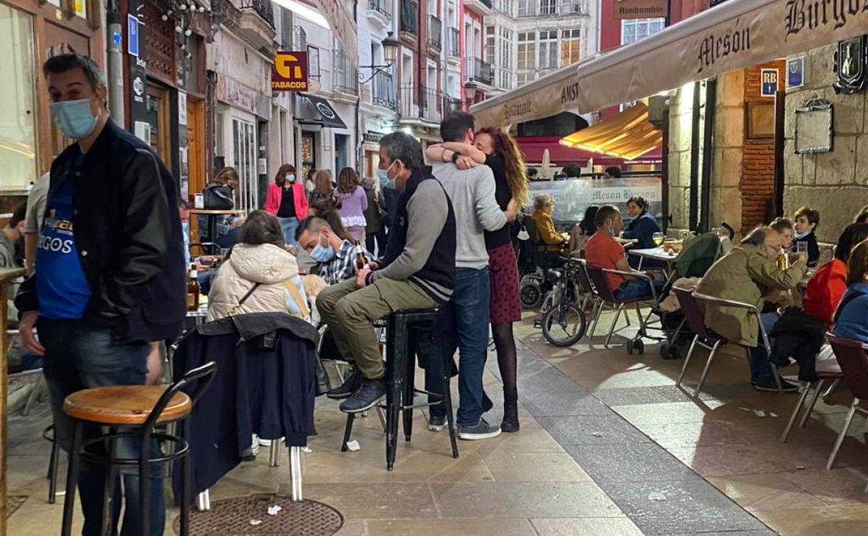 Una pareja se abraza en la calle Sombrerería de Burgos.