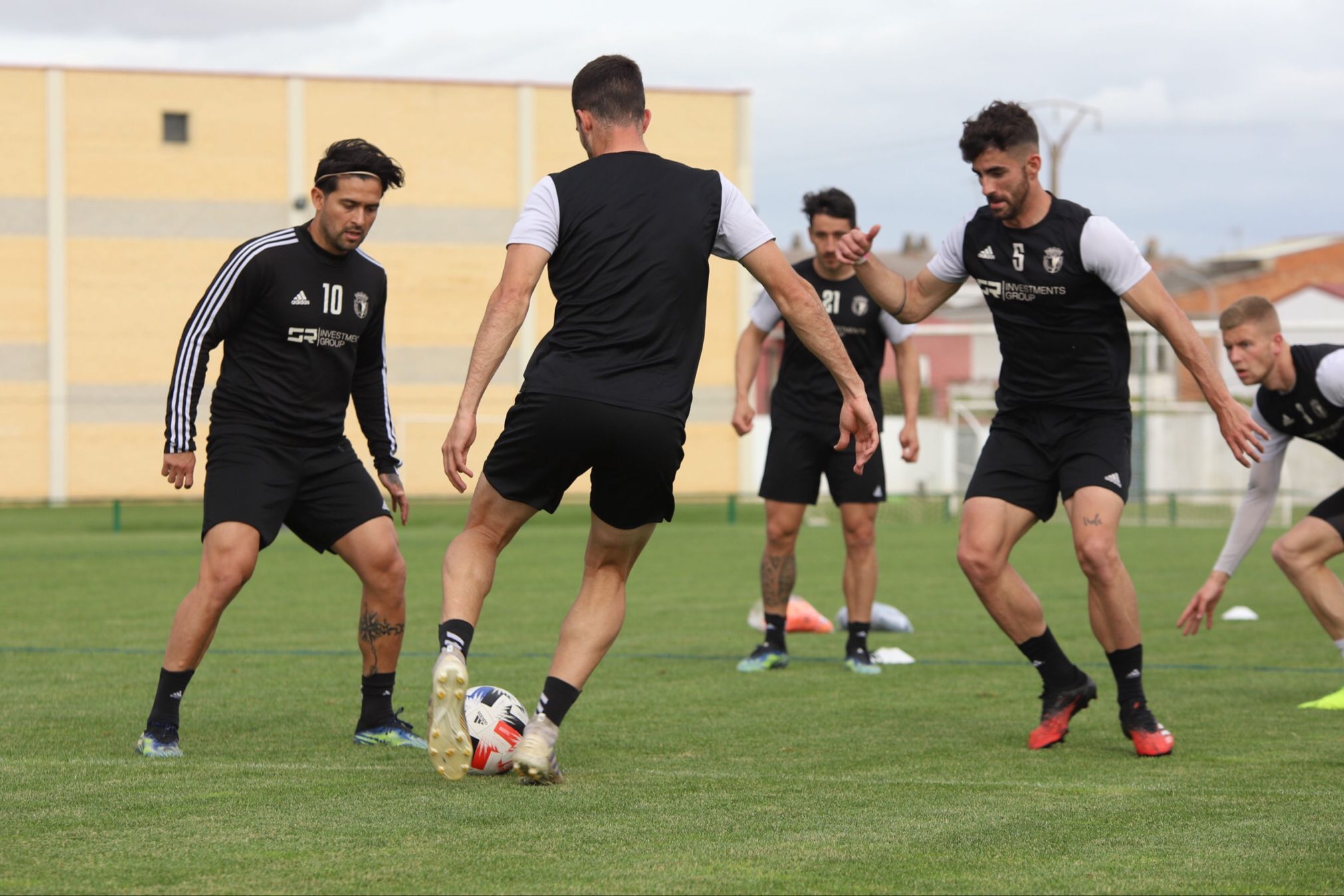 Fotos: El Burgos CF ya entrena en Extremadura