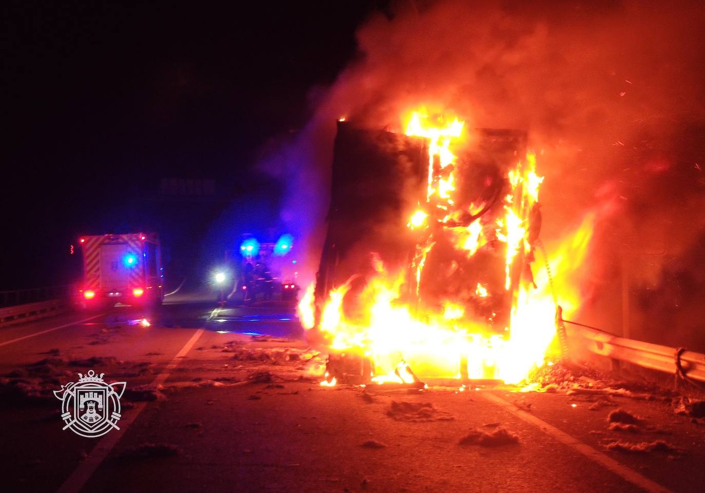 Los Bomberos de Burgos han sofocado un incendio de un camión en el término municipal de Rubena.