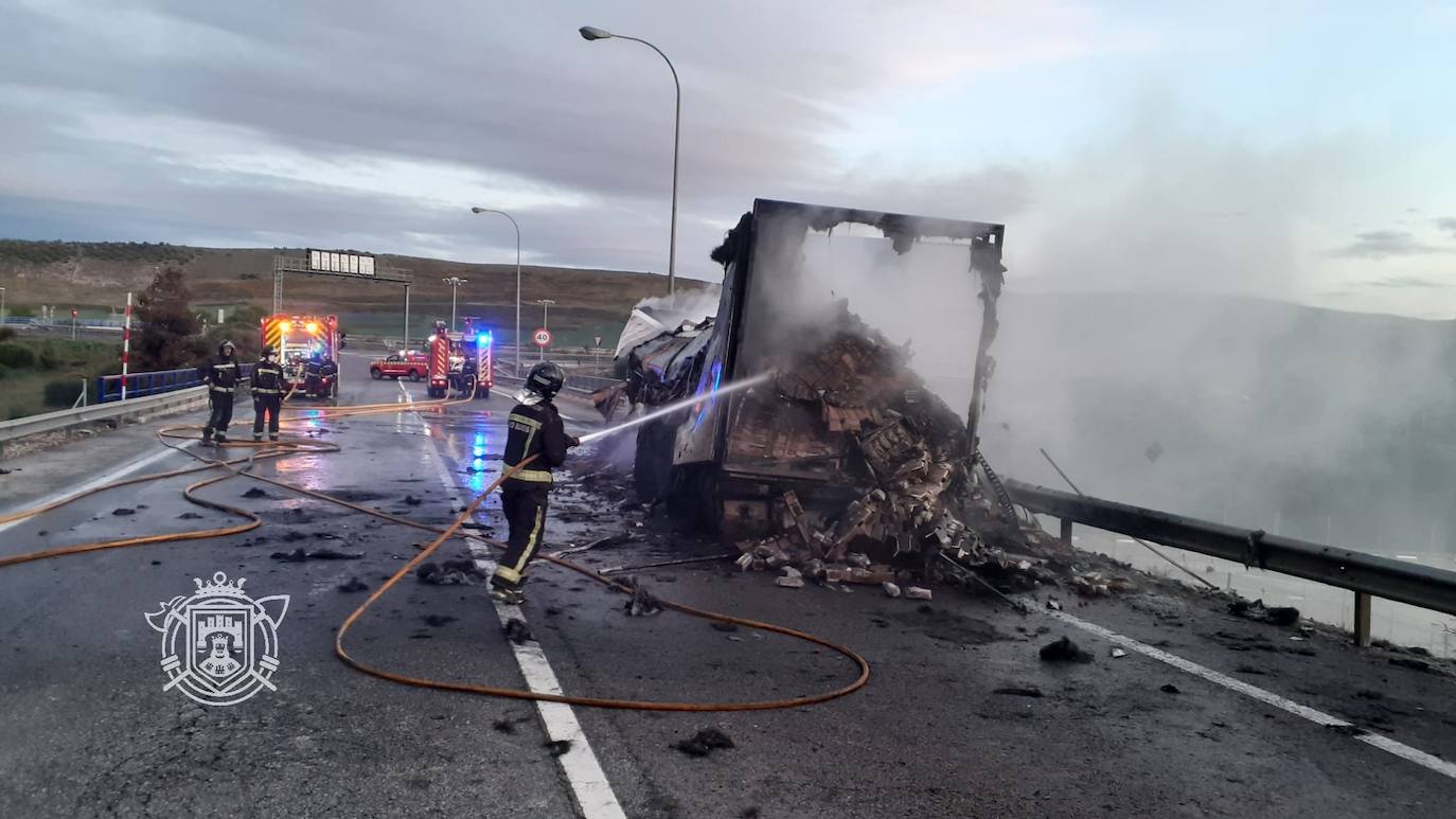 Los Bomberos de Burgos han sofocado un incendio de un camión en el término municipal de Rubena.