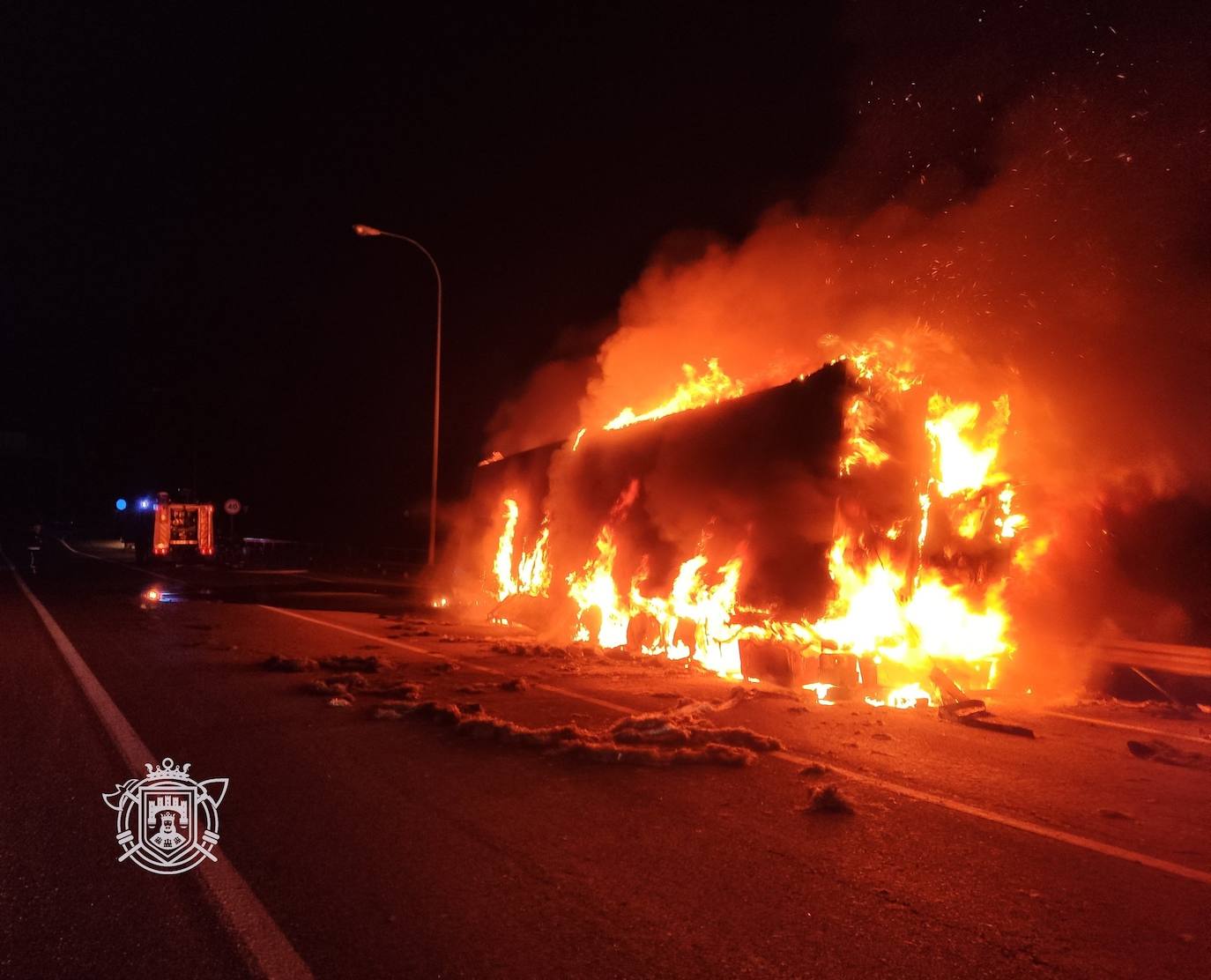 Los Bomberos de Burgos han sofocado un incendio de un camión en el término municipal de Rubena.