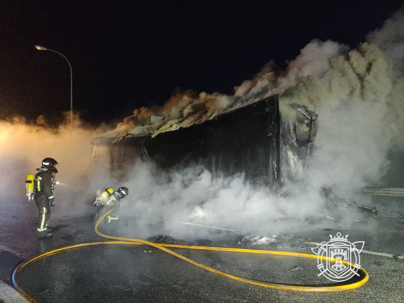 Los Bomberos de Burgos han sofocado un incendio de un camión en el término municipal de Rubena.