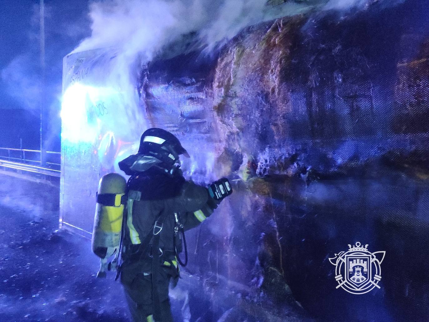 Los Bomberos de Burgos han sofocado un incendio de un camión en el término municipal de Rubena.