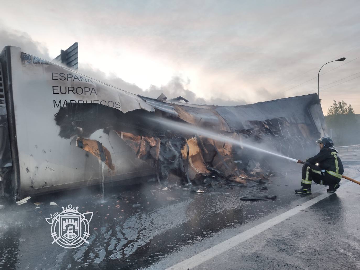 Los Bomberos de Burgos han sofocado un incendio de un camión en el término municipal de Rubena.