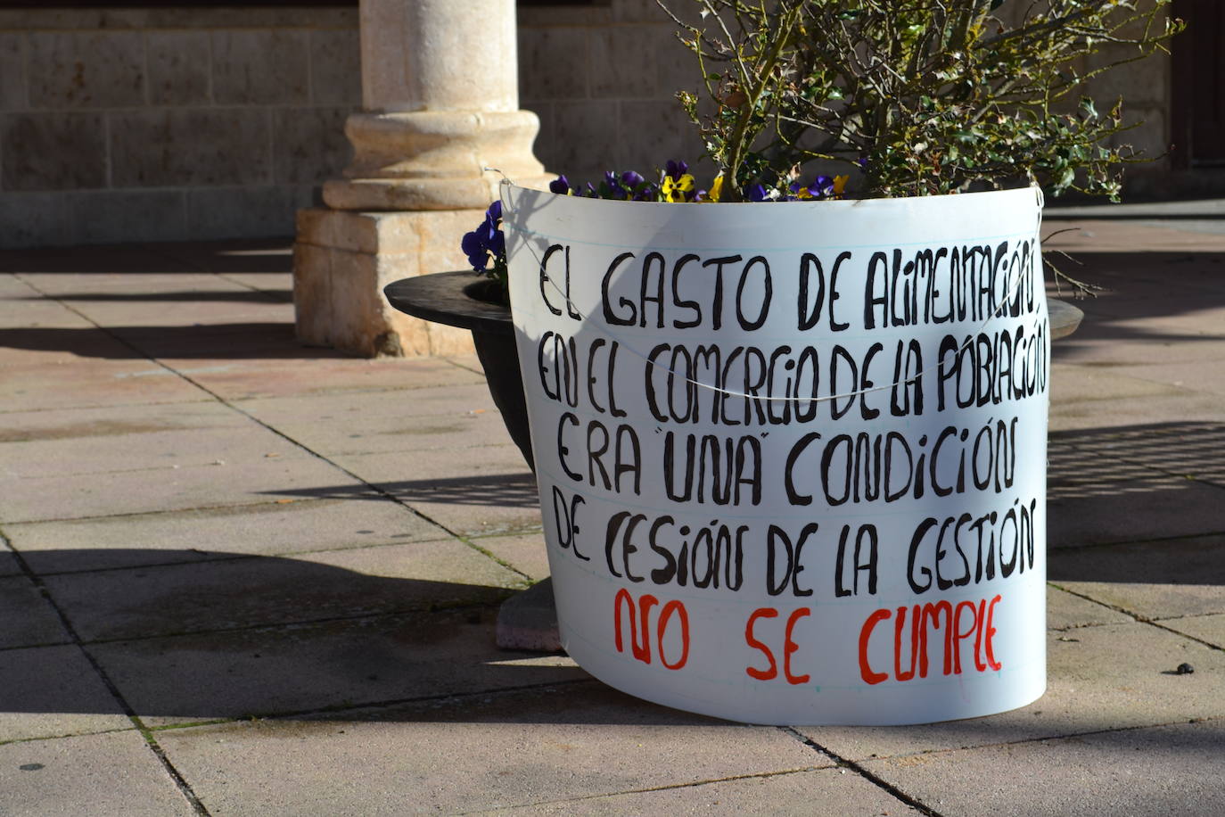 Fotos: Manifestación de los trabajadores de Aspanias en las residencias de mayores