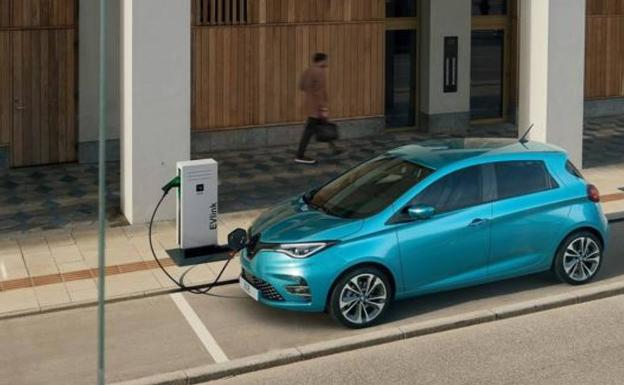 El precio del coche eléctrico baja un 50% y recorta distancias con los de combustión