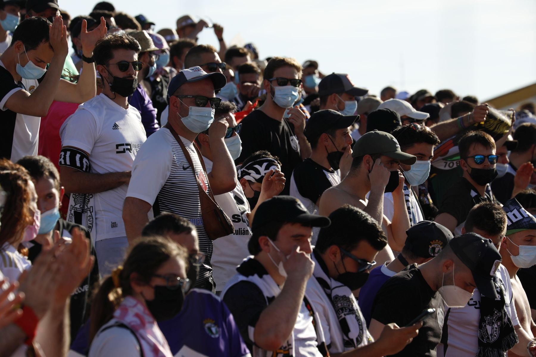 La afición blanquinegra se vuelca con el Burgos CF en Don Benito.