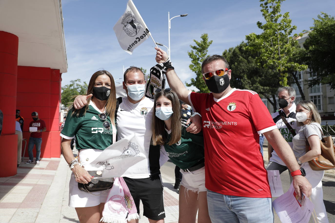 La afición blanquinegra se vuelca con el Burgos CF en Don Benito.