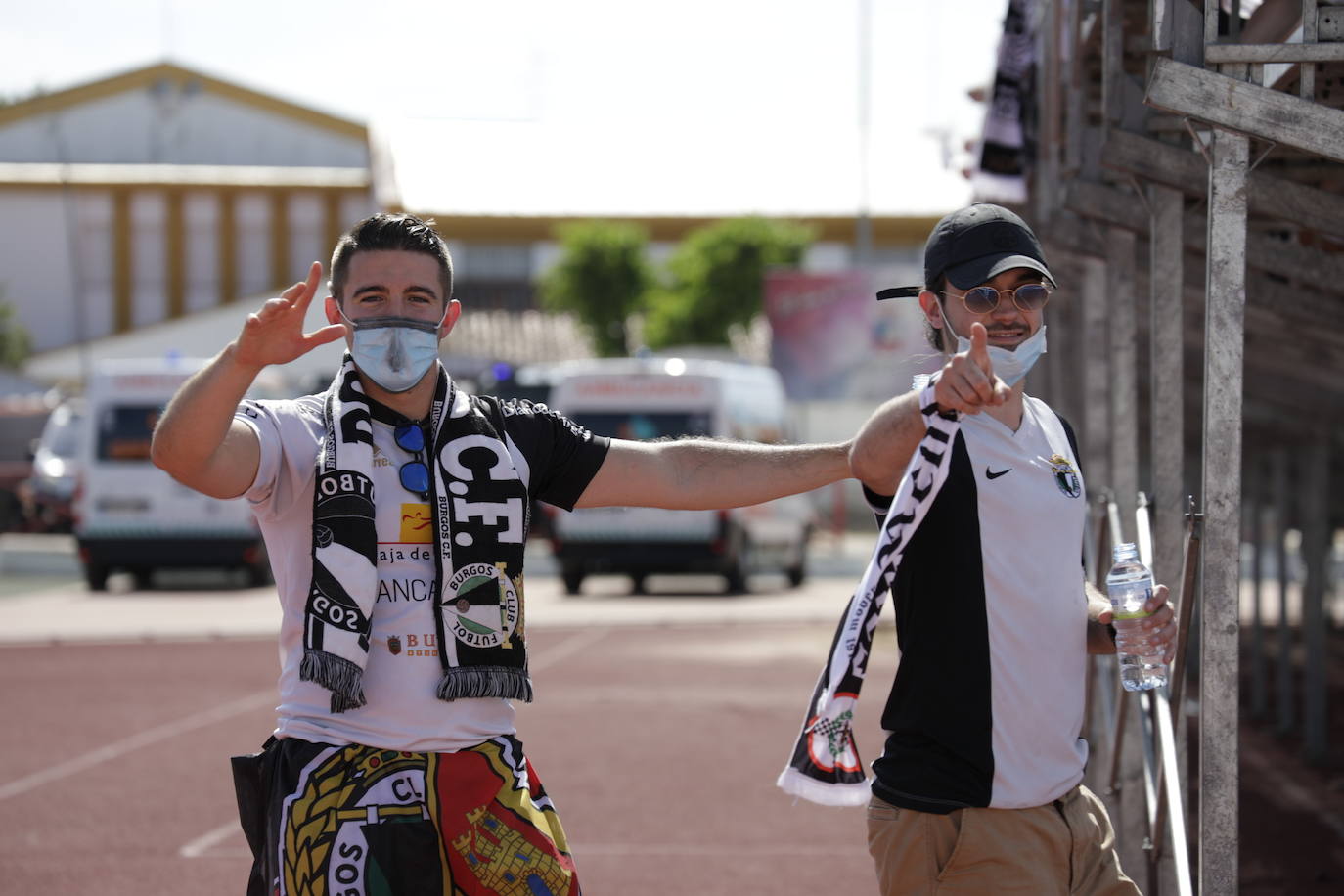 La afición blanquinegra se vuelca con el Burgos CF en Don Benito.